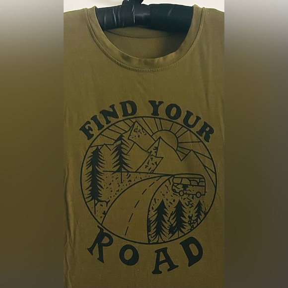 Find Your Road Tshirt Women Letter Graphic Tee ShortSleeve, size Large - Picture 3 of 4